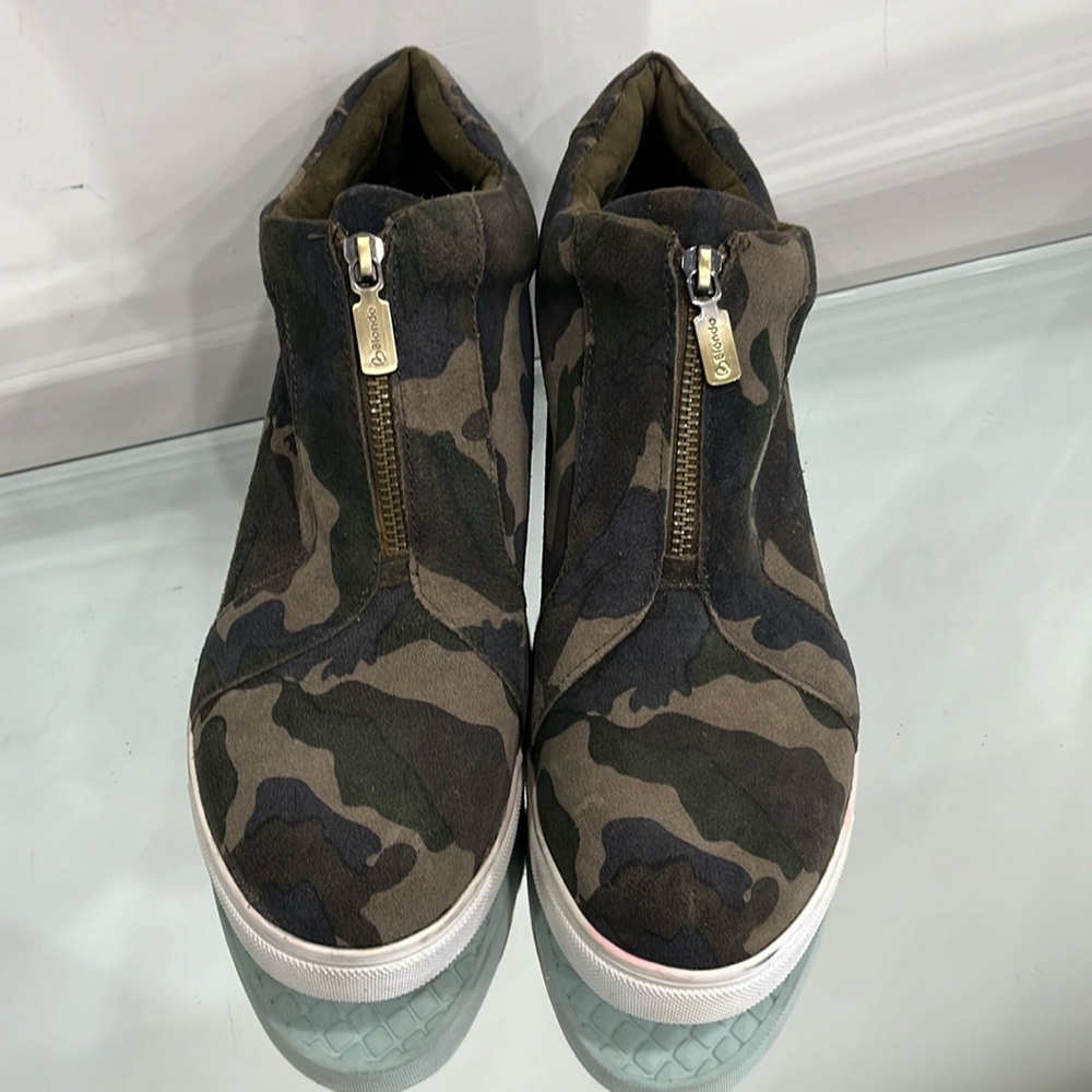 Blondo Glenda Waterproof Sneaker Bootie Shoes Camo Green Leather Vamp Zipper 11